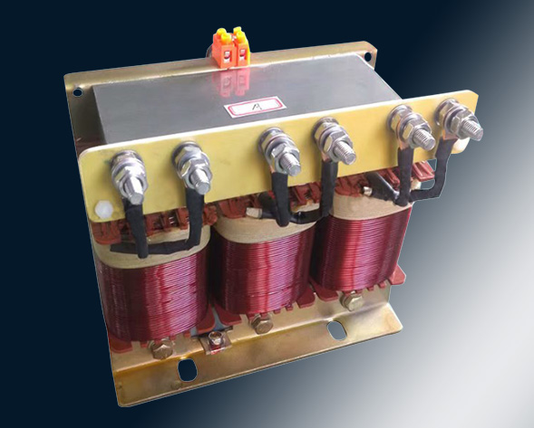 TKSG/TKDG濾波電抗器通過(guò)的是交流電流，它與濾波電容器串聯(lián)使用，組成諧振電路，使其在規(guī)定的頻率點(diǎn)上諧振，濾指定的高次諧波；同時(shí)還可實(shí)玖電力系統(tǒng)的無(wú)功補(bǔ)償和…